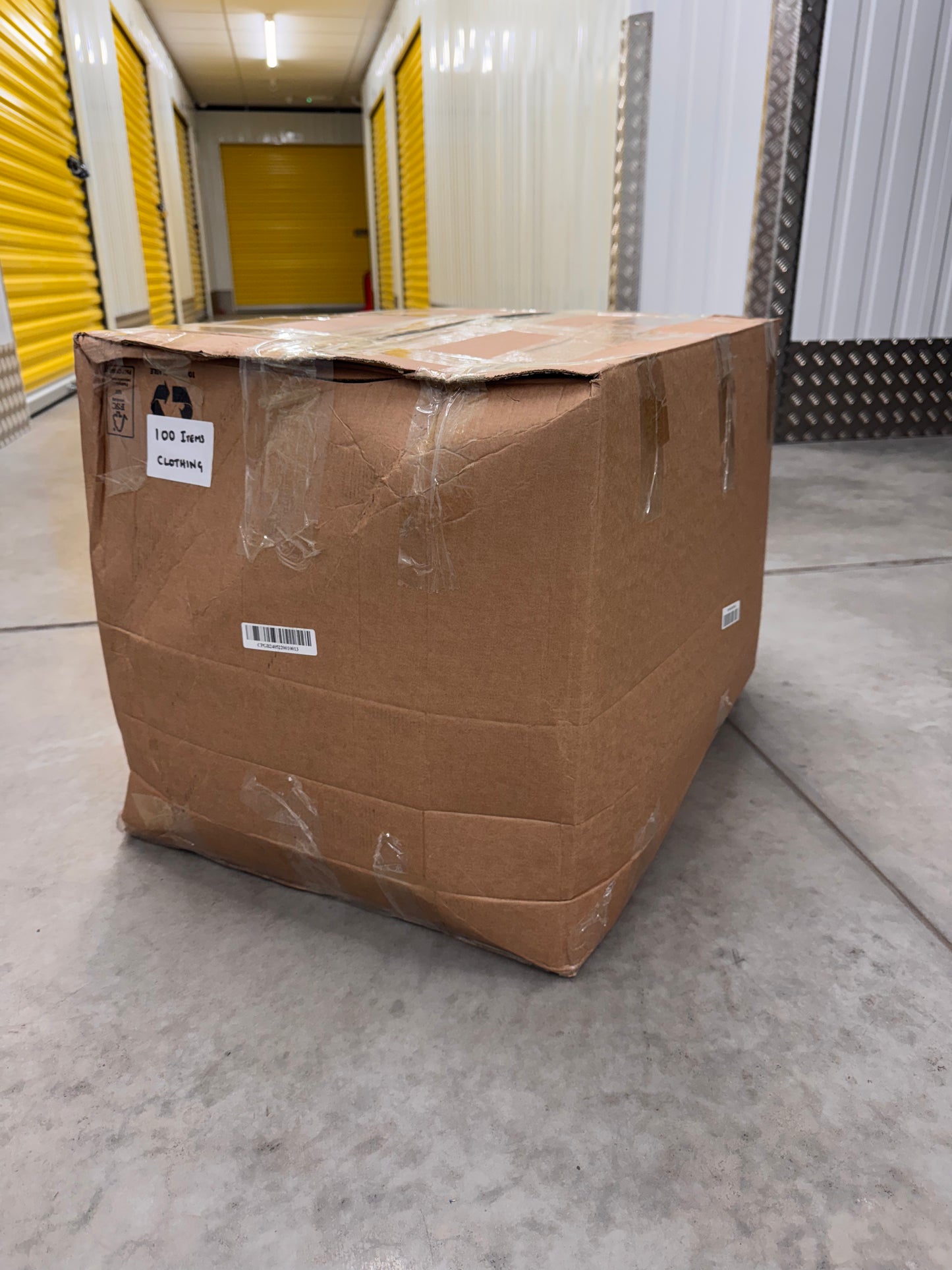 CLOTHING BOX (100+ Items) β 100% NEW ITEMS, MIXED SIZES!