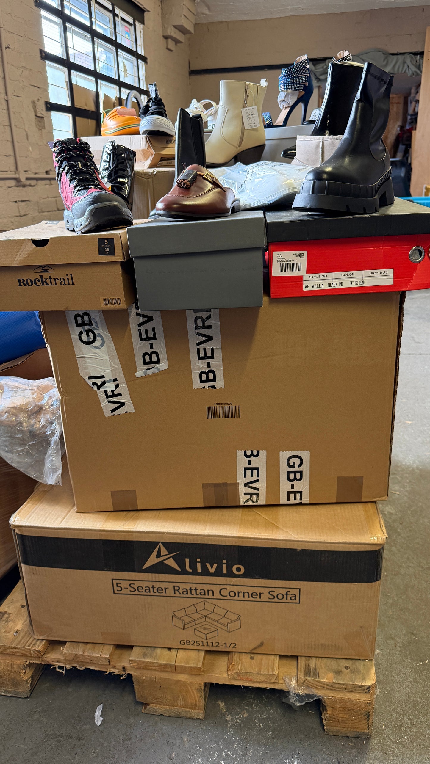 MIXED SHOE PALLET (91 PAIRS)